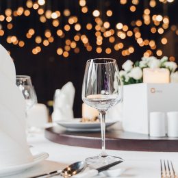 éclairage et dressage de tables dans une soirée
